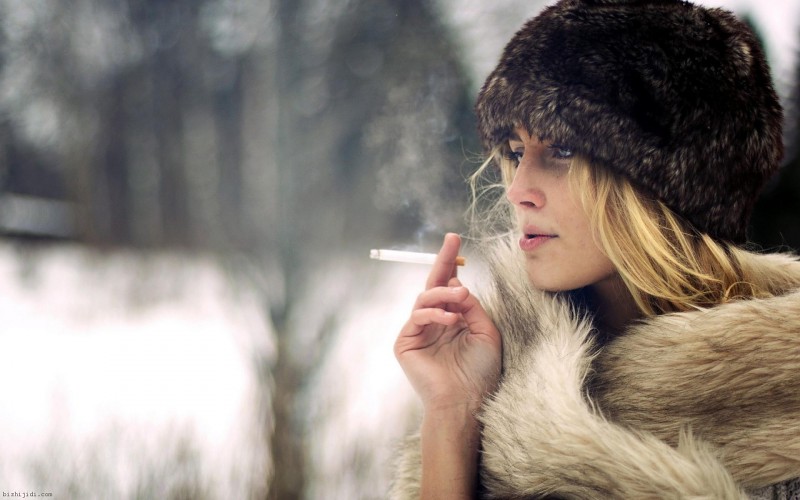 blondes-women-smoking-nature-winter-season-models-cigarettes-hats-fur-coat-fur-hats-girls-smoking-background-573026