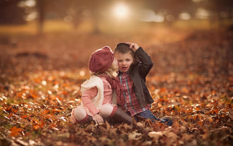 cute-girl-kiss-boy-fall-leaves-pics-69934