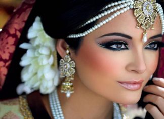 Priveşte-i ochii şi buzele. Nu sânii, nu picioarele.