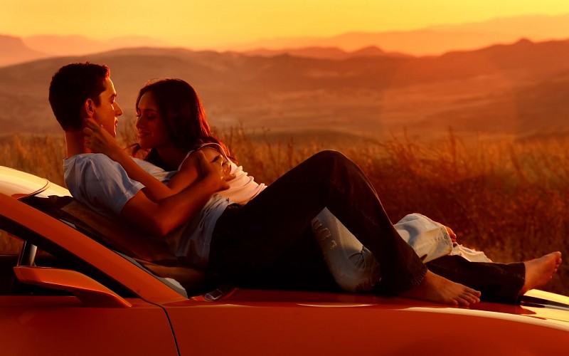 couple-romance-car-sunset-kissing-hugging-women-pics-161138