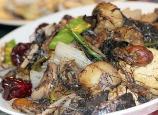 Mâncare chineazească: Noodles cu pui şi legume