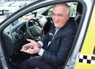 INTERVIU | Viața ca o bomboană. Povestea lui Cristian Roman, omul care împarte zâmbete copiilor din spitale