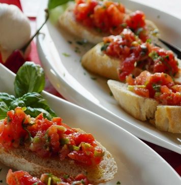 Bruschette cu roşii, busuioc şi usturoi