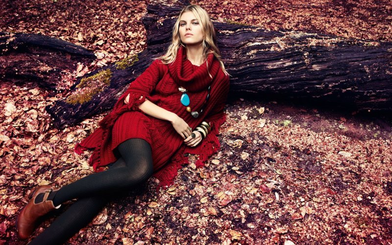 fashion_picture_woman_with_autumn_clothes_blond_woman_red_clothes_wallpaper_resize