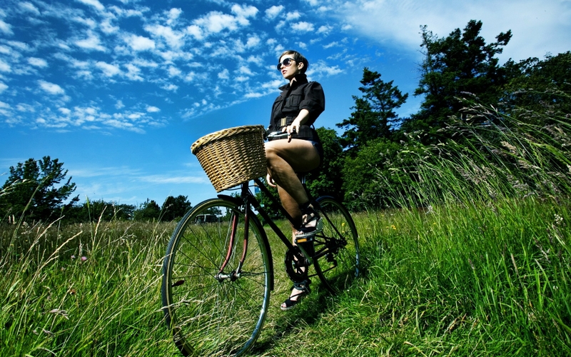 women-bicycles-grass-sunglasses-hdr-photography-baskets-girls-in-nature-short-dresses-blue-skies-_www-wall321-com_93