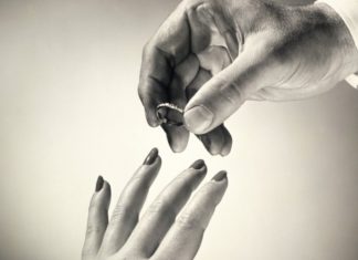 Iubirea pare frumoasă în pozele de pe Facebook, iar familia, un rai photoshopat…