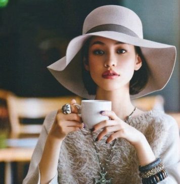 O doamnă nu poartă colanți în societate