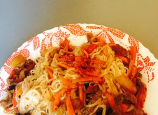 Rețetă chinezească: Porcușor în sos dulce-acrișor. Cu prune uscate și pere