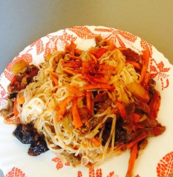 Rețetă chinezească: Porcușor în sos dulce-acrișor. Cu prune uscate și pere