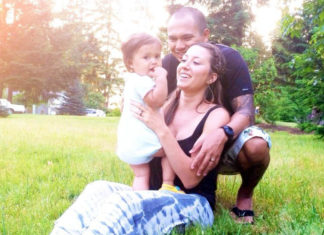 Nu da cioara din mână pentru vrabia de pe gard!