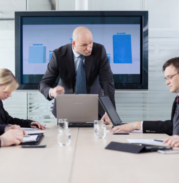 Capul plecat, sabia nu-l taie. Cât de importantă este demnitatea pentru tine?