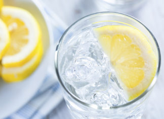 Apa cu lămâie. Șase motive care te vor convinge să-ți începi dimineața cu ea!