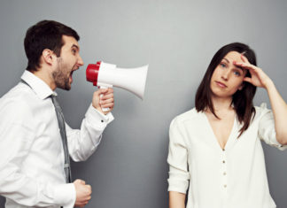 Taci un pic, lasă-mă să vorbesc! Mi-am anunțat rândul!