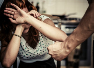 Ce faci când vezi o femeie maltratată? Cum poți preveni violența?