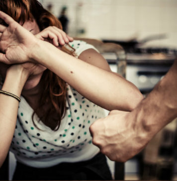 Ce faci când vezi o femeie maltratată? Cum poți preveni violența?