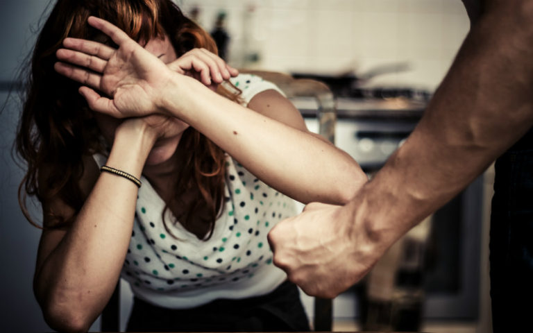 Ce faci când vezi o femeie maltratată? Cum poți preveni violența?