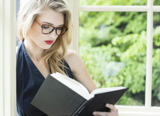 Femeile care poartă ochelari de vedere sunt mai inteligente și mai sexi :)