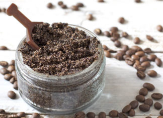 Scrub-ul cu zaț de cafea face minuni! În ce combinații îl poți folosi