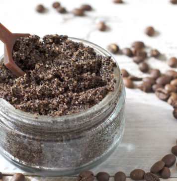 Scrub-ul cu zaț de cafea face minuni! În ce combinații îl poți folosi