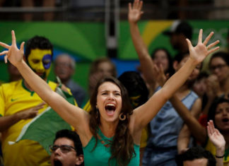 Viaţă de suporter… în fustă şi tenişi!