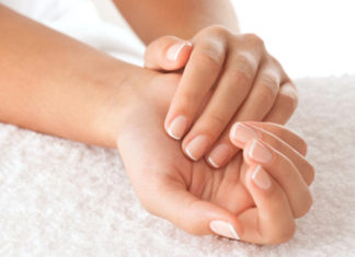 Mâinile trebuie să arate frumos într-un mod curat, nu într-unul colorat