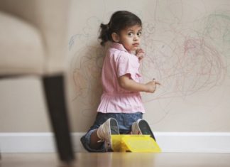 Se pune în fund pe podeaua magazinului și plânge după o jucărie mult-dorită?