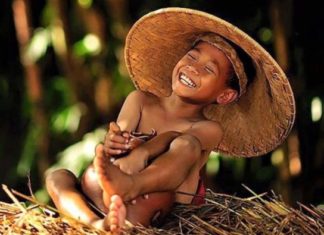 Cover story: La margine de sat, o familie râde fericită…