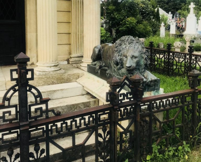 Pe meleaguri românești: Cimitirul Ungureni, cel mai frumos din câte am văzut