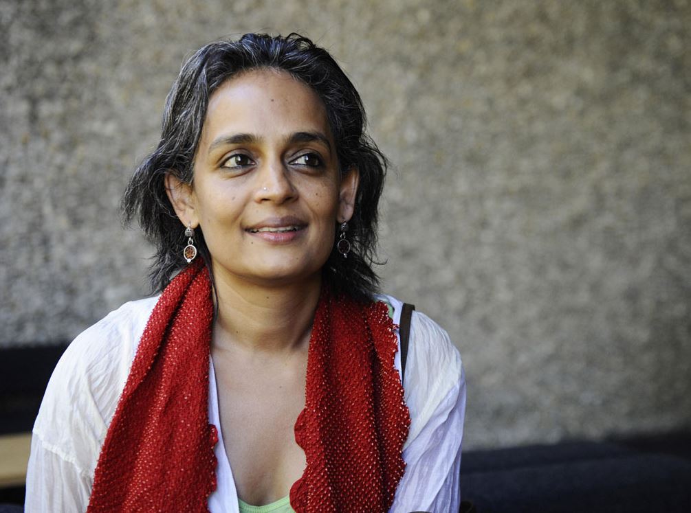 Arundhati Roy este autoarea cărții „The God of Small Things”